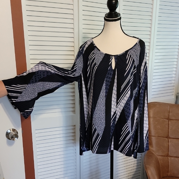 Dana Buchman Navy and White Patterned Blouse - Picture 1 of 8